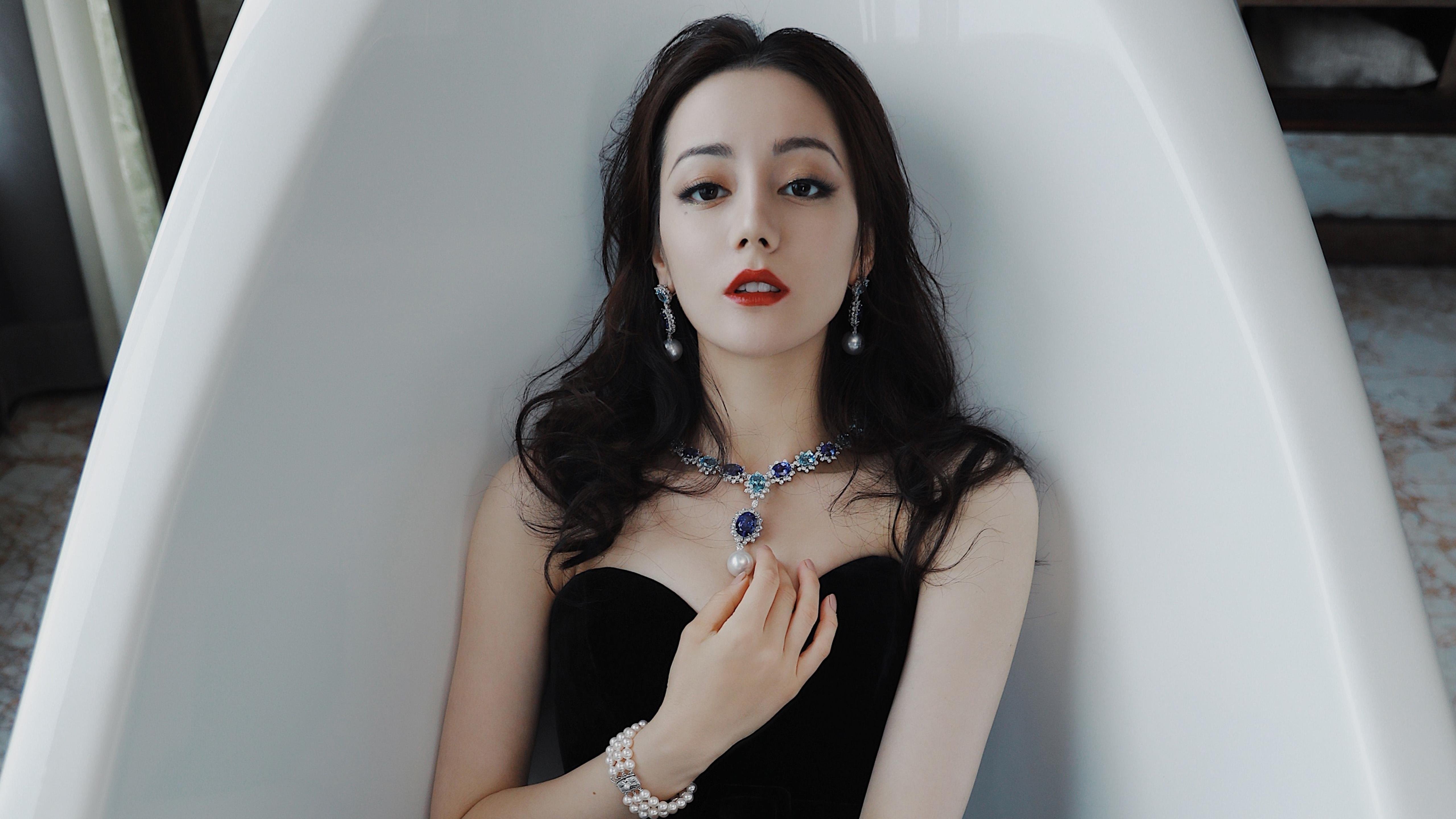 华体会-开拓者碾压上海取季前赛首胜，莫兰特全能输出引领比赛进程